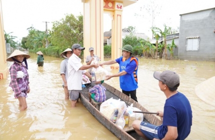 Nhiều đoàn cứu trợ hướng về miền Trung